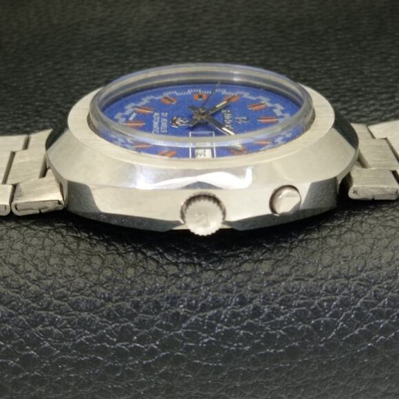 Vintage 1974 Ricoh Automatic Mens Silver Watch W/daydate & Blue accents - Picture 5 of 8